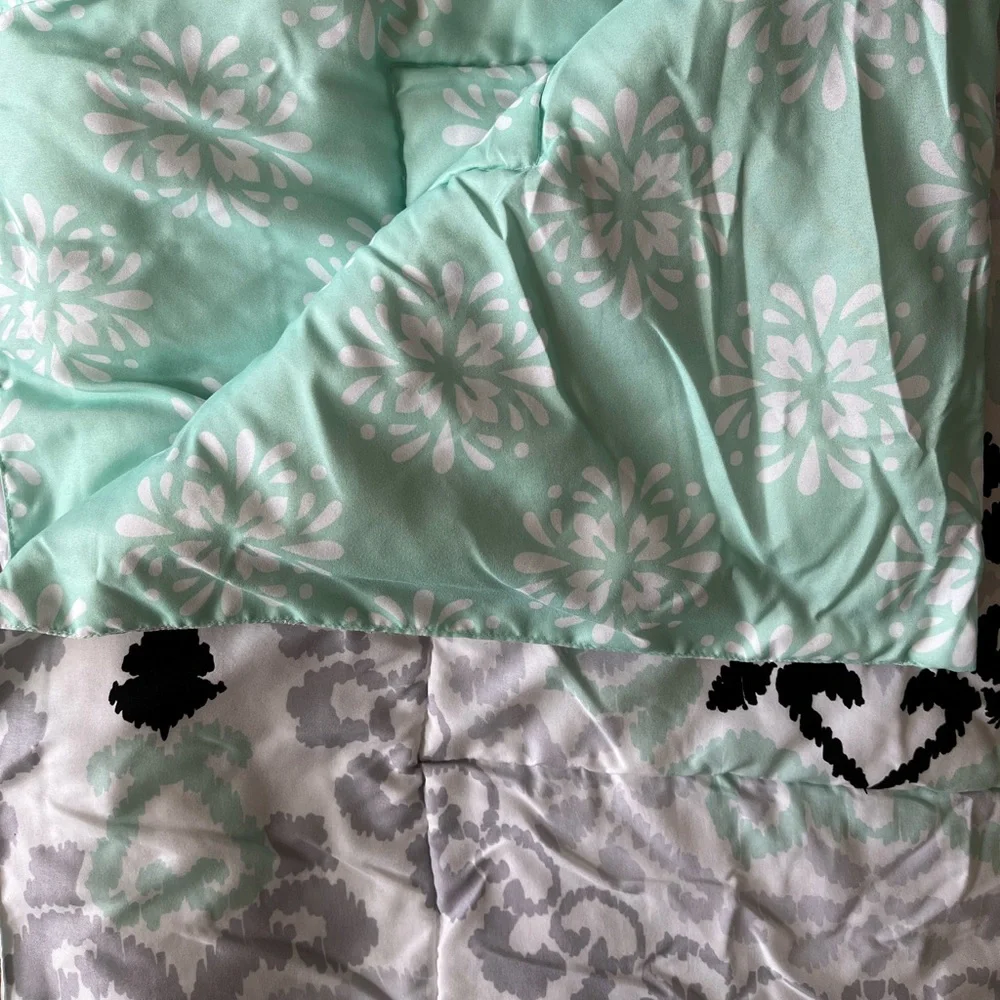 CYNTHIA ROWLEY Reversible Twin Comforter & Sham Set